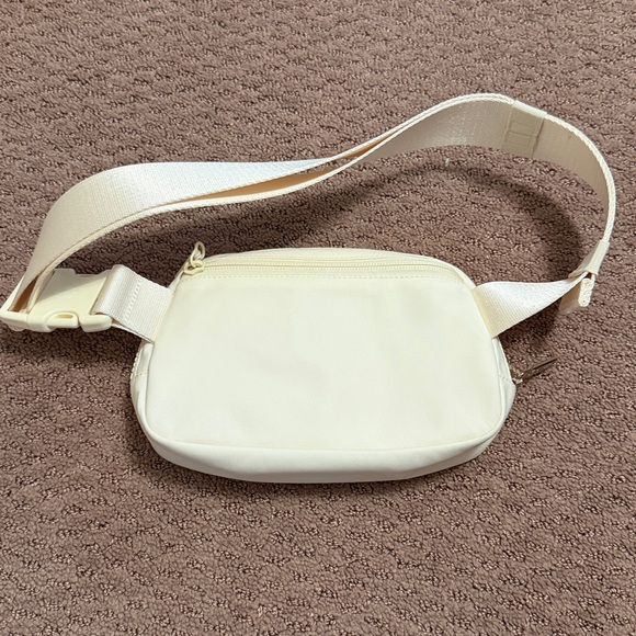 Lululemon Athletica Everywhere Belt Bag 1L - Picture 3 of 5